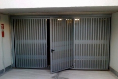 basculanti-a-norma-con-uscita-di-emergenza-per-garage-condomiali